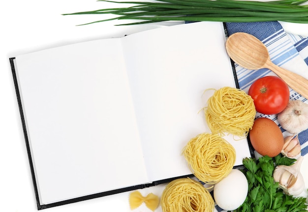 Stół z potrawami i notatnikiem